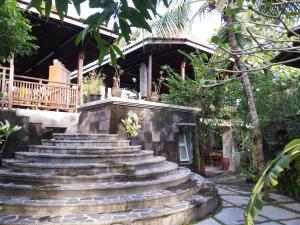 een trap voor een huis bij Puri Brata in Parangtritis