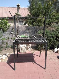 eine schwarze Metallbank, die auf einem Ziegelstein sitzt in der Unterkunft הבית הירוק - Green House in Arad