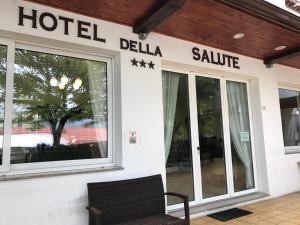 um sinal de saudação do hotel no lado de um edifício em Hotel "La Salute" em Monte Grimano Terme