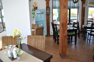 a dining room with a table and chairs at Delta Marina in Sfântu Gheorghe