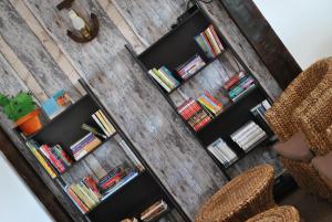 a book shelf filled with lots of books at Delta Marina in Sfântu Gheorghe