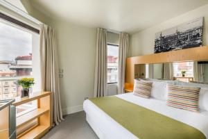 een hotelkamer met een groot bed en een raam bij Room Mate Alicia in Madrid