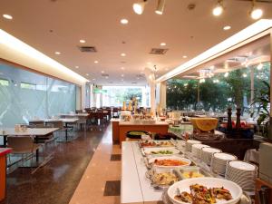 a restaurant with many plates of food on display at Hotel Crown Palais Kitakyushu in Kitakyushu