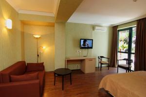 TV a/nebo společenská místnost v ubytování Batesta Hotel