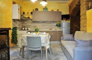 una cucina con tavolo e divano di Grotta Dei Greci a Agrigento