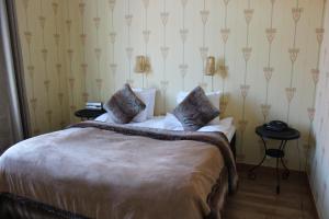 Postel nebo postele na pokoji v ubytování Hotell Läckö