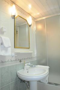 Bilik mandi di Hotel Norcev