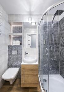 y baño con ducha, aseo y lavamanos. en Apartament Stag Azyl na szczycie - 2 osobne pokoje - by Space Apart, en Jelenia Góra