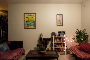 ein Wohnzimmer mit Sofa und Tisch in der Unterkunft Marissa Hotel in Haad Rin