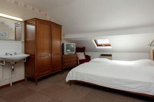 Una cama o camas en una habitación de Les 3 Canards