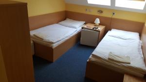 A bed or beds in a room at Lehár panzió