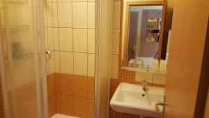 A bathroom at Lehár panzió