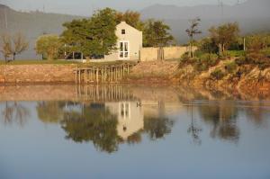 uma casa sentada ao lado de um lago em South Hill em Elgin