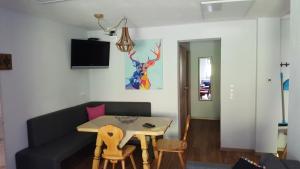 Televízia a/alebo spoločenská miestnosť v ubytovaní Apartments Grillstube
