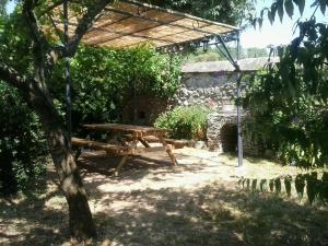 Zahrada ubytování Gîtes la FENIERE, 105 m2, 3 ch, charme, calme et nature, piscine chauffée, sud Ardèche
