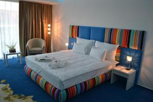Un pat sau paturi într-o cameră la Marshal Garden Hotel