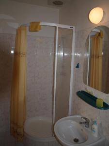 Ett badrum på Hotel U Zvonu