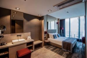 a hotel room with a bed and a sink at Vista Hotel in Mezitli +27 photos