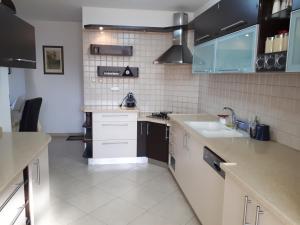 uma cozinha com um lavatório e uma bancada em Shoam street apartment sea view Ashdod em Ashdod