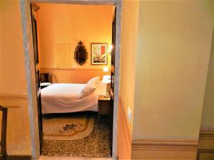 A bed or beds in a room at Bigo Guest House