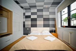 グディニャにあるKolibki Apartment - Hav Apartsのベッドルーム1室(白い枕2つ付)