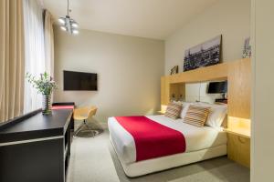 Habitación de hotel con cama y escritorio en Room Mate Alicia, en Madrid