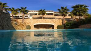 Bazén v ubytování RESIDENCE ELEGANCE ville ed appartamenti a Porto Pino nebo v jeho okolí + 46 fotografií