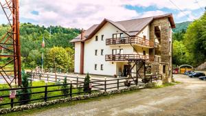 Peisaj natural din apropierea acestui hotel +26 fotografii