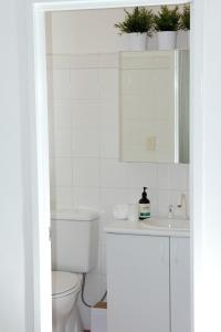 A bathroom at Azalea Villa - Close to the City of Perth
