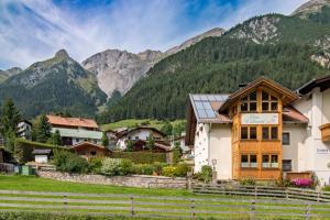 ein Dorf in den Bergen mit einem Haus in der Unterkunft Haus St. Bernard in Pettneu am Arlberg