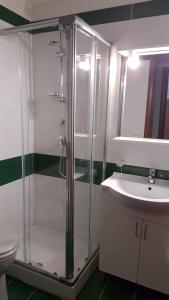 een badkamer met een glazen douche en een wastafel bij La Piccola Reggia in Napels +32 foto's