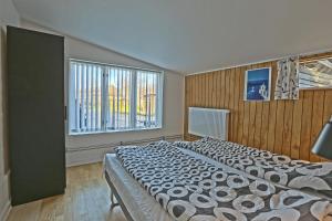 2 camas en una habitación con 2 ventanas en Strandens Apartment en Ishøj