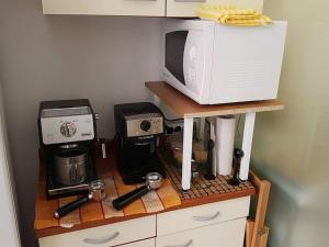 encimera de cocina con microondas y otros electrodomésticos en Bed & Breakfast Travellers, en Nápoles