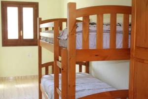 un paio di letti a castello in una stanza di Apartament a Capafonts - "Ribatell" a Capafons
