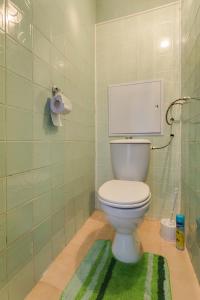 モスクワにあるApartment Irisのバスルーム(壁に看板のあるトイレ付)