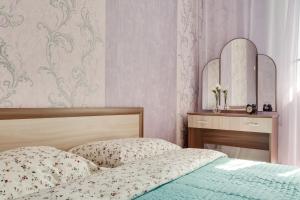 モスクワにあるApartment Irisのベッドルーム1室(ベッド1台、ドレッサー、鏡付)