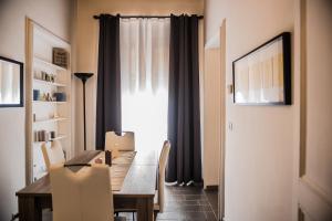 a dining room with a table and chairs and a window at Pantheon116 in Rome