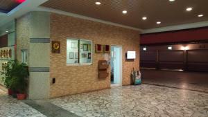 un atrio di un edificio con una parete con una porta di Hua Xiang Motel - Arena a Kaohsiung