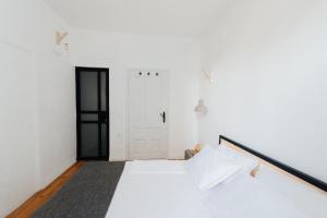 A bed or beds in a room at Mouse House Kapana