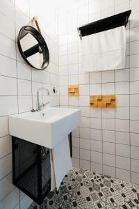 A bathroom at Mouse House Kapana
