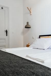 A bed or beds in a room at Mouse House Kapana