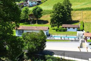 Bazén v ubytování Logis Hôtel Andreinia & Cabanes nebo v jeho okolí