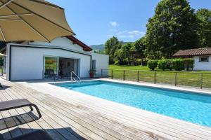 Bazén v ubytování Logis Hôtel Andreinia & Cabanes nebo v jeho okolí