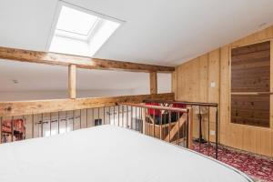 Habitación en el ático con tragaluz y paredes de madera en Le Malleret, Centre-ville, Parking gratuit, en Burdeos