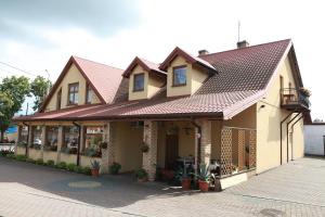 una casa con tetto rosso di Gościniec Mazurski a Jedwabno