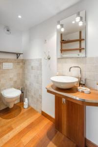 La salle de bains est pourvue d'un lavabo et de toilettes. dans l'établissement Le Malleret, Centre-ville, Parking gratuit, à Bordeaux
