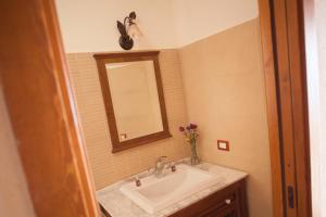 a bathroom with a sink and a mirror at Agunì Agriturismo e Locanda in Palizzi