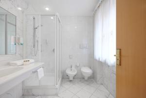 Koupelna v ubytování Hotel Goldene Rose + 37 fotografií