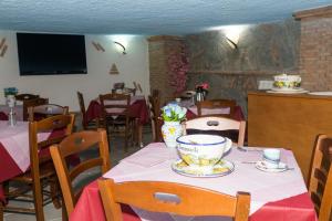 a dining room with a table with a tea pot on it at B&B Fior Tramonti in Tramonti