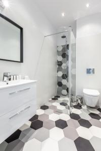 a bathroom with a black and white checkered floor at Arianska Residence in Kraków